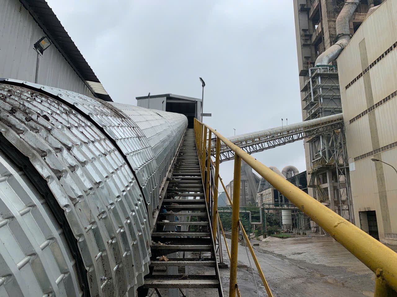 Hệ thống băng tải vận chuyển rác - Nhà máy xi măng Bút Sơn