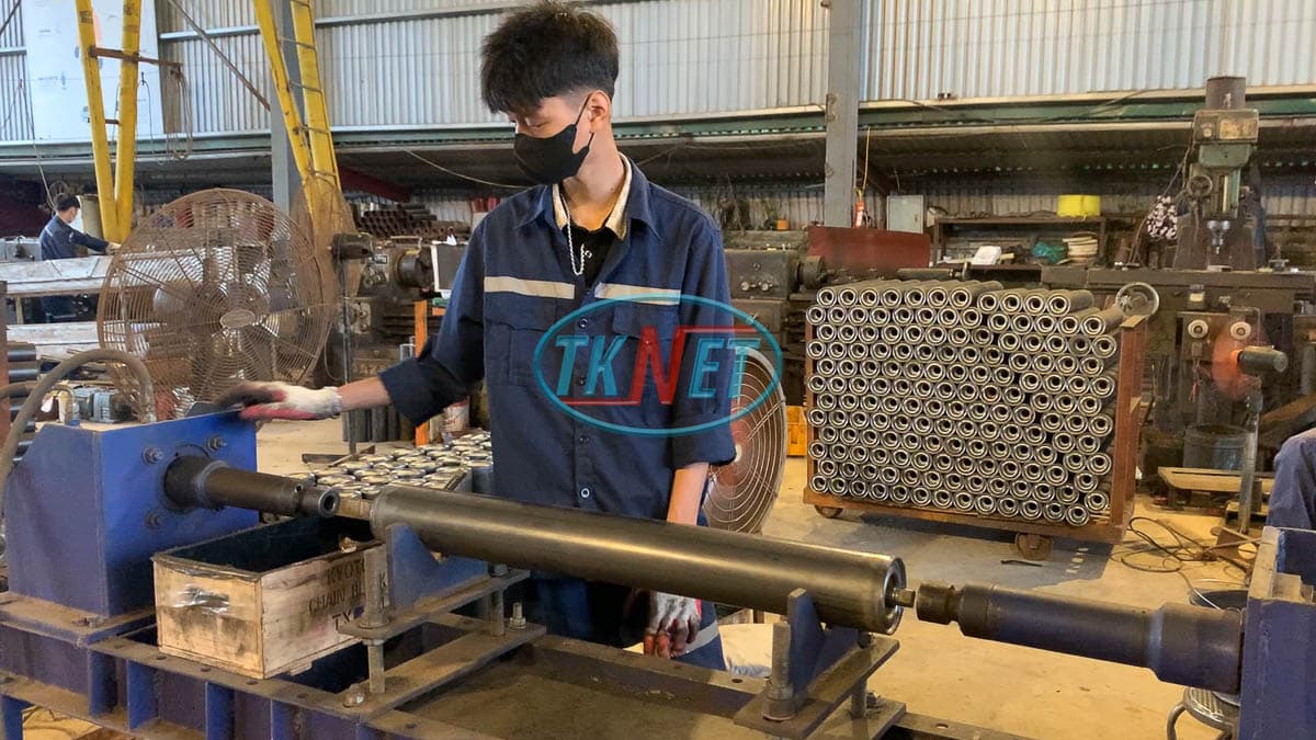 Thảo luận bản vẽ kỹ thuật với khách hàng